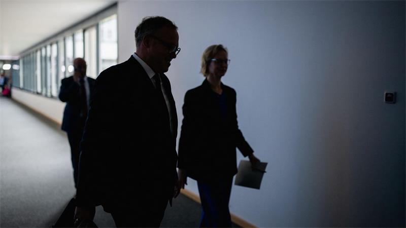 Trotz der Parteiaustritte von BSW Abgeordneten wollen Mario Voigt (CDU, l) und Katja Wolf weiterregieren.