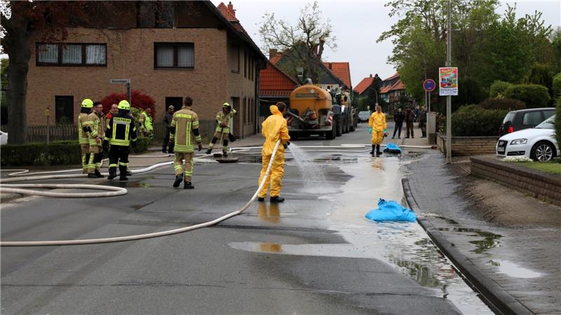 Gülle ergießt sich über die L500 und sorgt für Straßensperrung Trotz der Schaumbildung ist die ausgetretene Flüssigkeit nicht gesundheitsschädlich.
