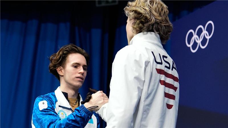 Trotz der großen Enttäuschung gratulierte Ilia Malinin (r) dem Olympiasieger Michail Schaidorow fair.