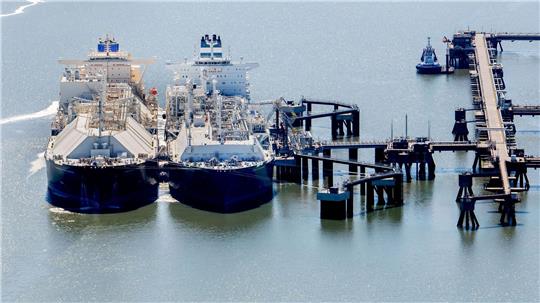 Trotz des Iran-Krieges und gestörter Lieferketten legen Tanker weiterhin an den deutschen LNG-Terminals an. (Archivbild) 