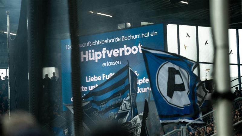 Trotz des Verbots wurde vereinzelt doch gehüpft auf der Osttribüne.