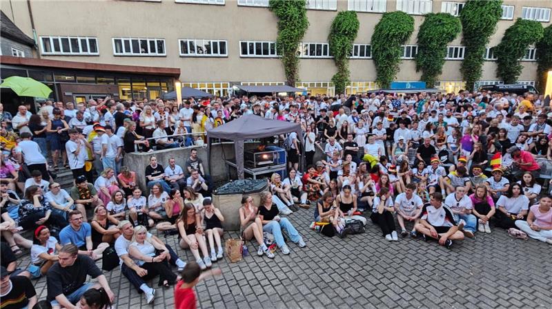 Trotz des späten Starts um 22 Uhr sind noch über 1000 Menschen zum Museumsufer gekommen, um die DFB-Elf anzufeuern.