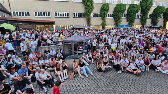 Trotz des späten Starts um 22 Uhr sind noch über 1000 Menschen zum Museumsufer gekommen, um die DFB-Elf anzufeuern.