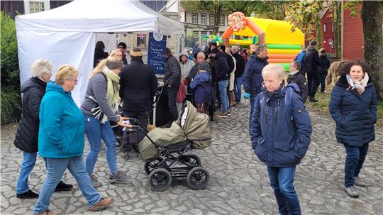 Trotz des ungemütlichen Wetters kommen zahlreiche Besucher zum Herbstfest auf den Kunsthandwerkerhof.