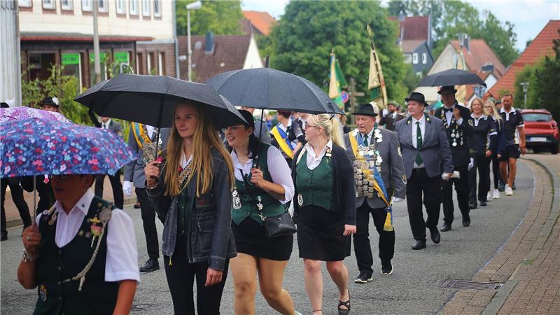 Trotz des ungünstigen Wetters herrscht gute Stimmung beim Festumzug in Hohegeiß.