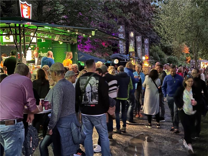 Trotz eines Regenschauers zwischendurch kommen nach Schätzungen der Tourismus-Gesellschaft 1000 Besucher zum Sommernachtraum in den Braunlager Kurpark. Foto: Eggers