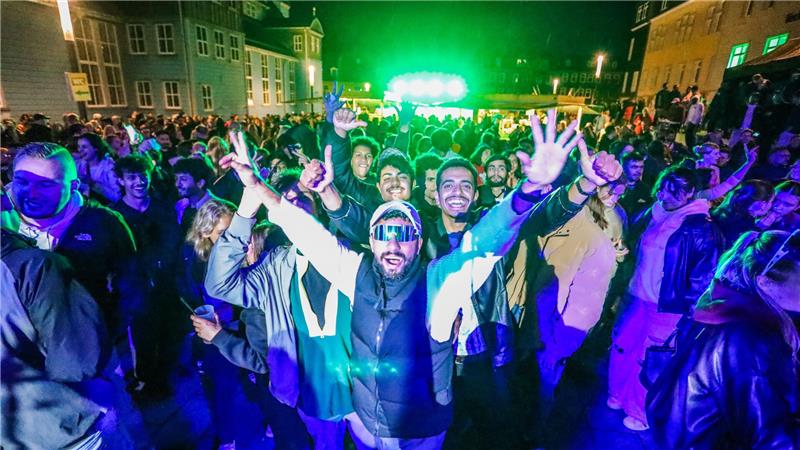 Die Menschen feiern vor der Bühne auf dem Marktkirchenplatz. 