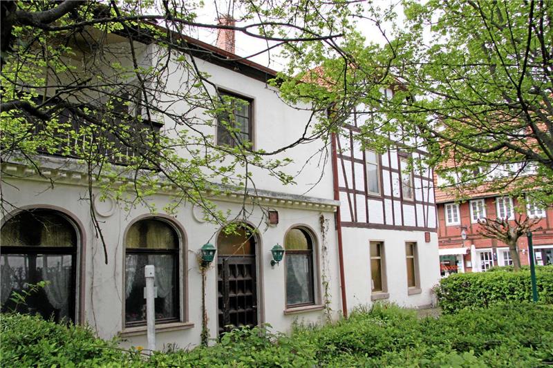 Trotz idealer Lage: Das Hotel und Restaurant „Zur Halbinsel“ steht seit langer Zeit leer – kein Interessent scheint sich zu finden.  Fotos: Nixdorf