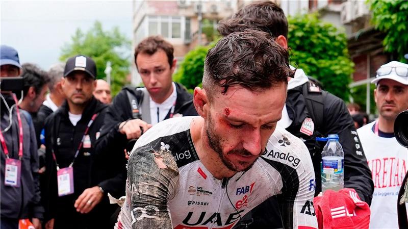 „Desaster“: Team von Pogacar bei Horrorsturz hart getroffen Trotz seines schweren Sturzes fuhr Adam Yates zunächst weiter.