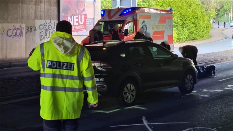 Trotz sofortiger Reanimationsversuche durch Ersthelfer verstarb die Frau noch an der Unfallstelle. Foto: Kempfer