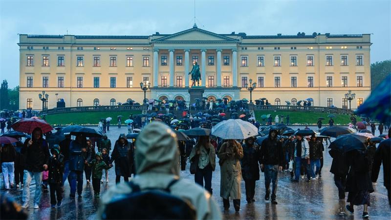 Norwegen weint um Harald - Kann Haakon die Lücke füllen? Trotz starken Regens strömten Tausende Norweger den Abend über zum Schloss.