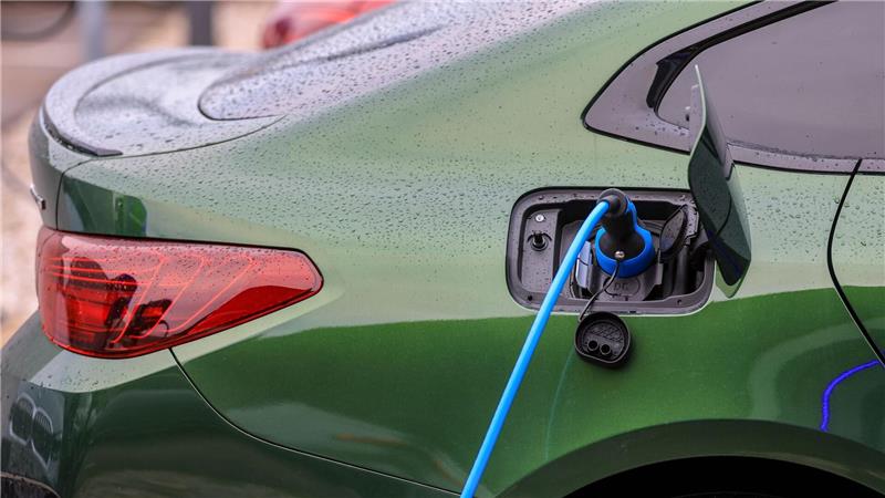 Trotz steigender Zahlen sehen Fachleute noch keinen ausreichenden Hochlauf der E-Mobilität in Deutschland. (Archivbild)