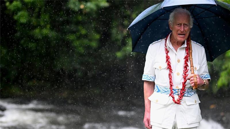Trotz tropischen Regens besuchte Charles den ältesten Nationalpark von Samoa.
