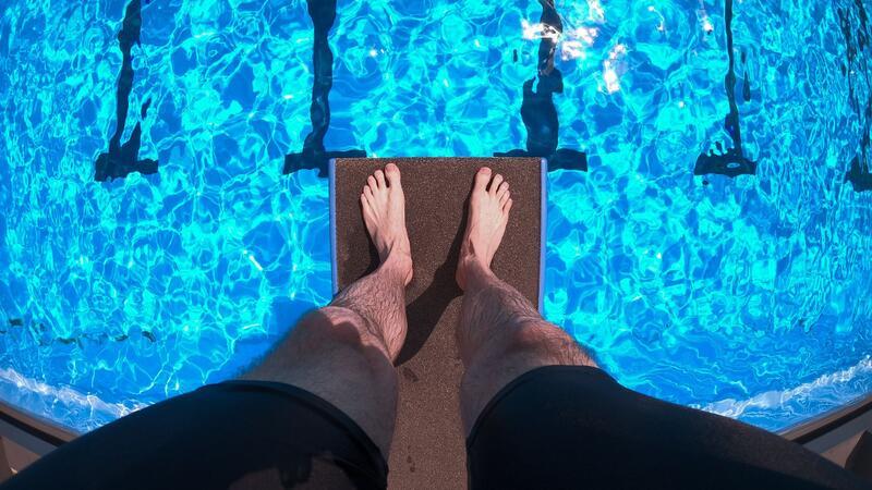 Nach Sprung von Zehner: Mann stirbt im Bremer Stadionbad Trotz umgehender Erste-Hilfe-Maßnahmen starb der 23-Jährige im Freibad. (Symboldbild)