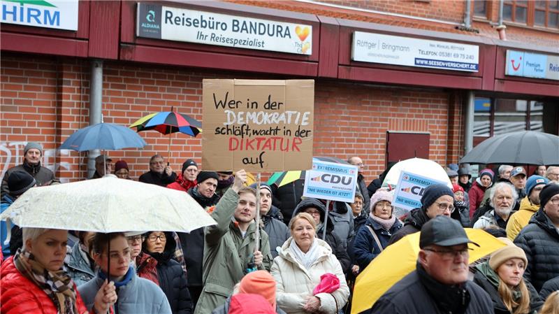 Hunderte kommen in Seesen zur Demo gegen Rechtsextremismus Trotz wechselhaftem Wetters kommen die Seesener zur Demo. Foto: Neuendorf
