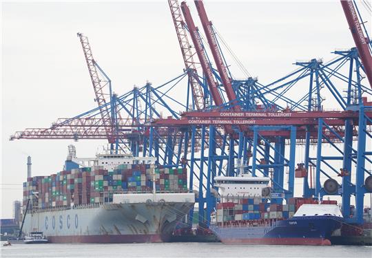 Trotz zahlreicher Kritik: Der chinesische Staatskonzern Cosco hat sich an dem Abfertigungsterminal Tollerort im Hamburger Hafen beteiligt. Foto: Marcus Brandt/dpa