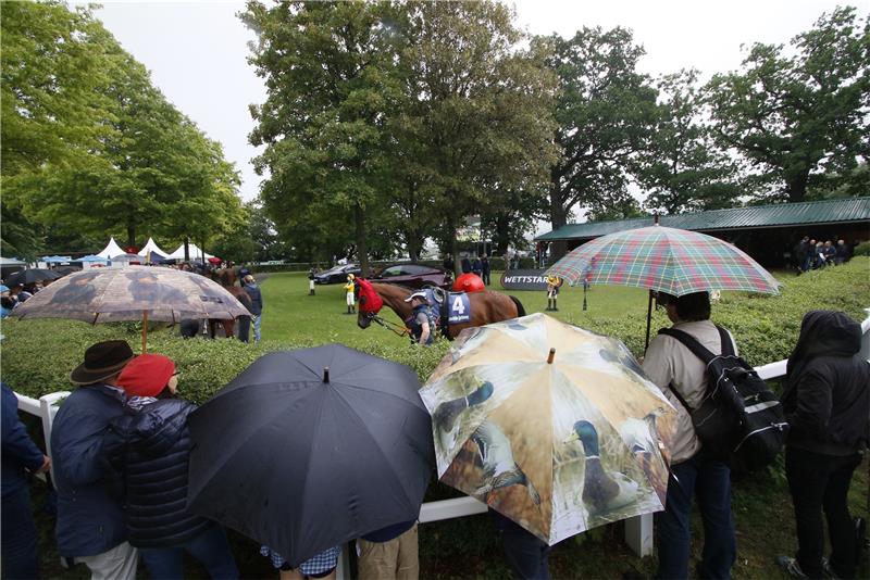 Harzburger Rennverein steht auf einer soliden Basis Trotz zum Teil widriger Witterungsverhältnisse an den Renntagen mit aufgespannten Regenschirmen wie hier am Führring war der Rennverein mit der Rennwoche zufrieden. Foto: Epping