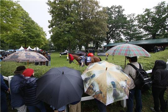 Trotz zum Teil widriger Witterungsverhältnisse an den Renntagen mit aufgespannten Regenschirmen wie hier am Führring war der Rennverein mit der Rennwoche zufrieden. Foto: Epping
