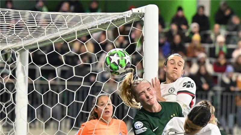 Bayern im Champions-League-Viertelfinale, Wolfsburg verliert Trubel vor dem Chelsea-Tor.