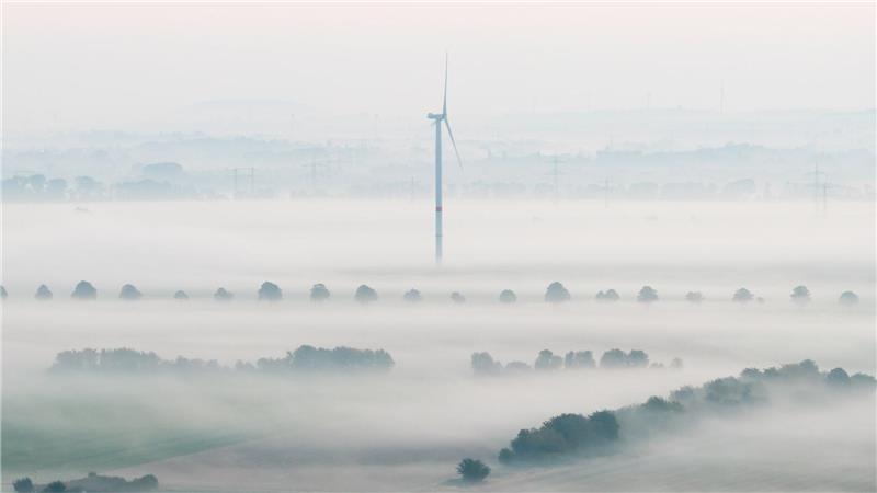 Trübe Sicht auf die Energiewende: Einer Umfrage der Industrie- und Handelskammern zufolge bremsen hohe Kosten und Bürokratie viele Unternehmen aus. (Archivbild)