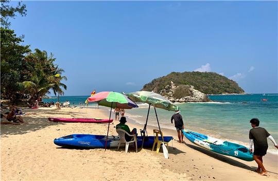 Trügerische Idylle am Strand von Phuket: Ein Mann schützt sich dort vor der brütend heißen Sonne. Seit Tagen leiden die Menschen in weiten Teilen Südostasiens unter ungewöhnlich starker Hitze.