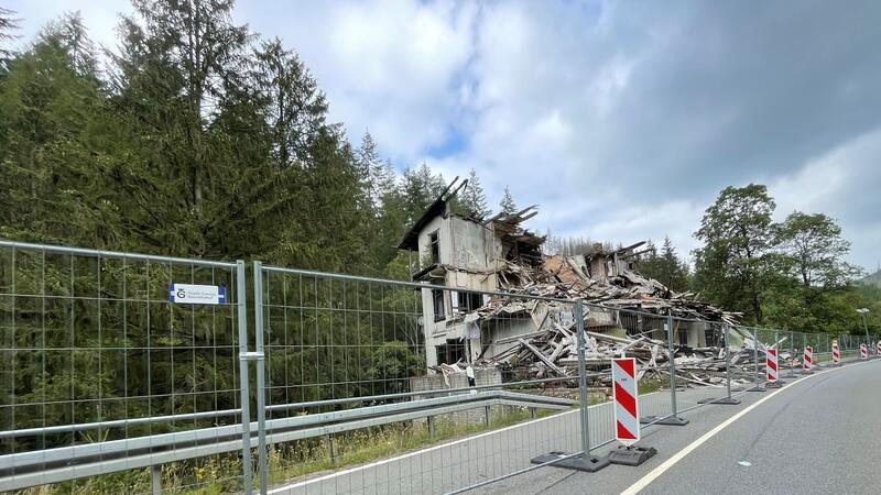 Wer räumt vor Romkerhall den Schutt endlich mal weg? Trümmer blockieren auch nach zehn Monaten noch eine Fahrspur auf der B 498 bei Romkerhall.