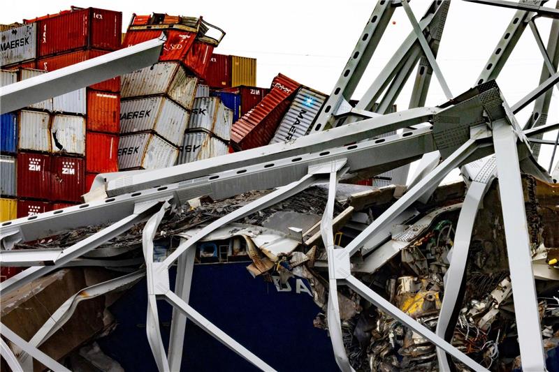 Allianz: Große Schiffe bergen große Risiken Trümmer der Francis Scott Key Bridge liegen auf dem Containerschiff «Dali».