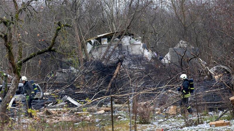 Trümmer des Frachtflugzeugs, das kurz vor dem Flughafen von Vilnius abstürzte. 