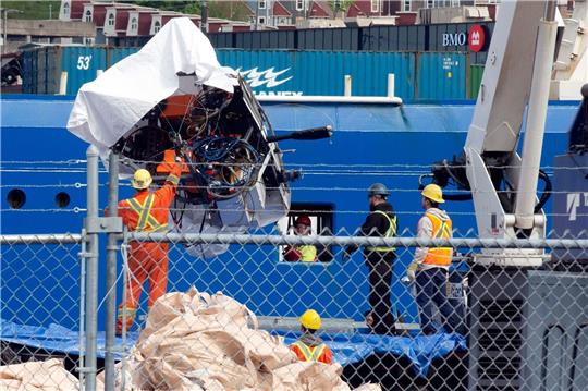Trümmer des Tauchboots «Titan» werden in St. John's vom Schiff «Horizon Arctic» entladen.