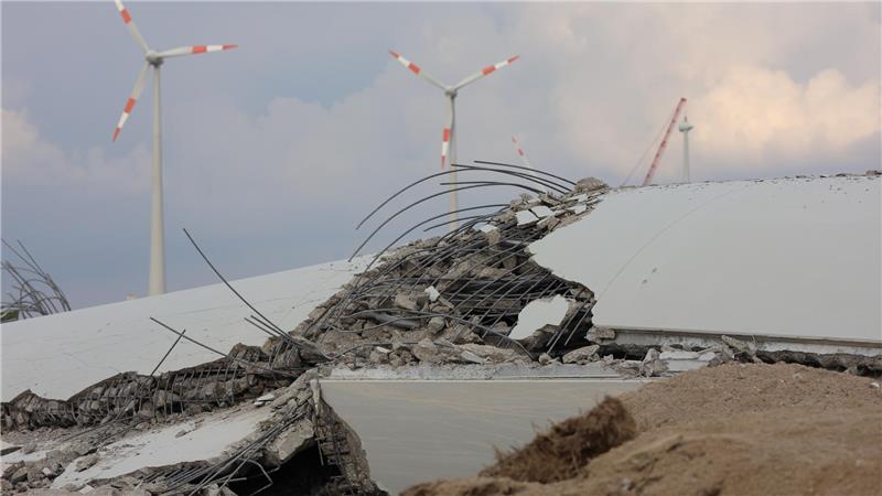 Repowering in Dardesheim für hohen zweistelligen Millionenbetrag Trümmer des Turms einer Windenergieanlage liegen am Boden nach der Sprengung im Windpark Druiberg. Einige Anlagen werden abgerissen und durch neue leistungsstärkere ersetzt.