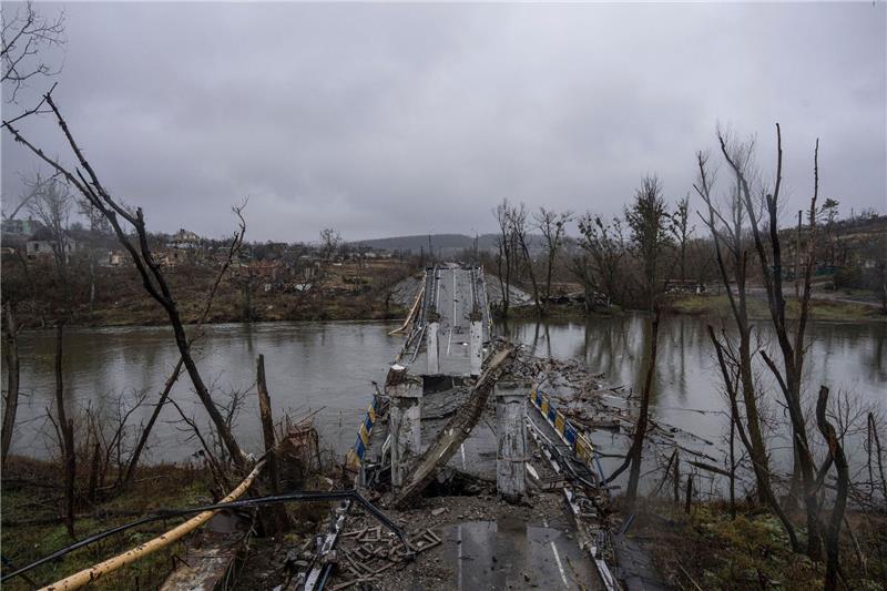 Trümmer einer zerstörten Brücke liegen in dem Fluss Siwerskyj-Donez.