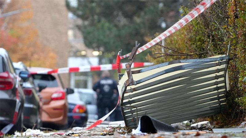 Hausexplosion in Regensburg: Zwei Leichen entdeckt Trümmer flogen bis auf den Gehweg.