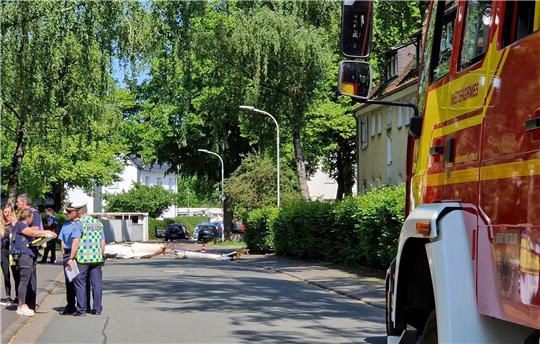 Trümmer liegen auf der Straße nach dem Absturz eines Leichtflugzeugs im Stadtgebiet von Wetzlar.