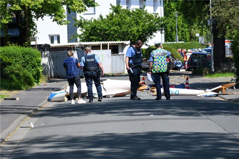 Segelflugzeug-Absturz in Wohngebiet: Pilot stirbt Trümmer liegen nach dem Absturz im Stadtgebiet von Wetzlar.