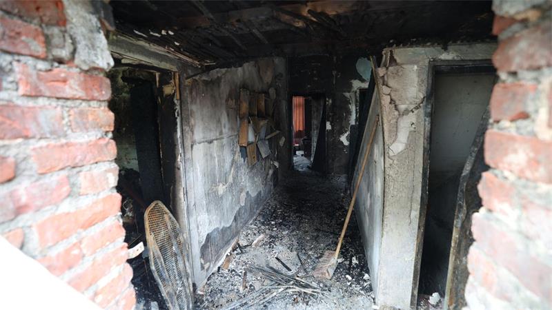 Treppenhaus brennt: Wohnung in Bochum wird zur Todesfalle Trümmer nach dem tragischen Brand in Bochum, bei dem drei Menschen starben.