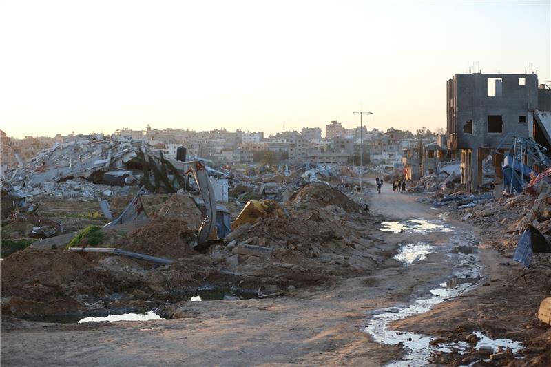 Trümmer  und Ruinen auf einer Straße im Zentrum des Gazastreifens.