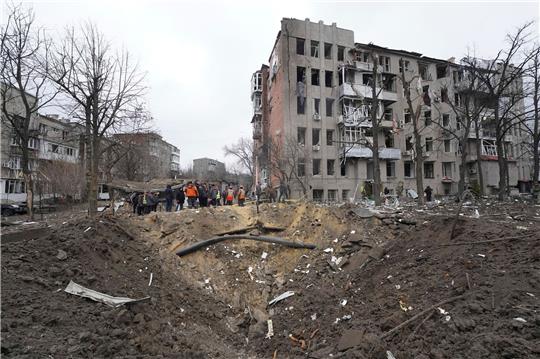 Trümmer vor einem durch einen russischen Raketeneinschlag beschädigten Wohnhaus.
