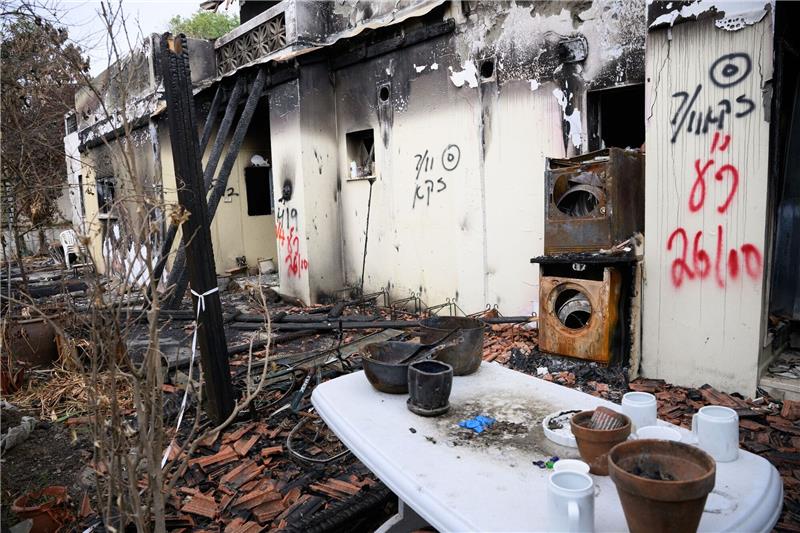 Wie viele Gruppen halfen Hamas bei Terrorüberfall? Trümmer vor einem zerstörten Haus im Kibbutz Be'eri an der Grenze zum Gazastreifen. Der Kibbutz Be'eri war mitunter am stärksten vom Terrorangriff am 7. Oktober betroffen.