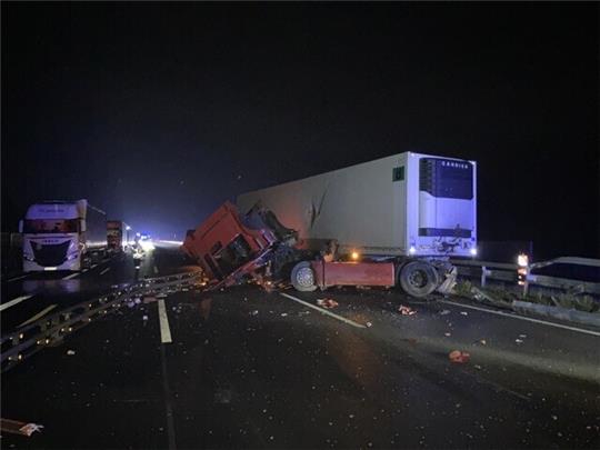 Trümmerfeld auf der A7: Bei der Kollision mit der Mittelleitplanke wurde die Fahrerkabine des Sattelzuges abgerissen. Foto: Polizei Göttingen