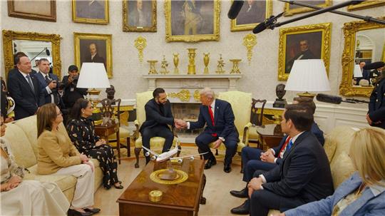 Trump beantwortet bei einem Treffen mit El Salvadors Präsident Fragen der Presse. 