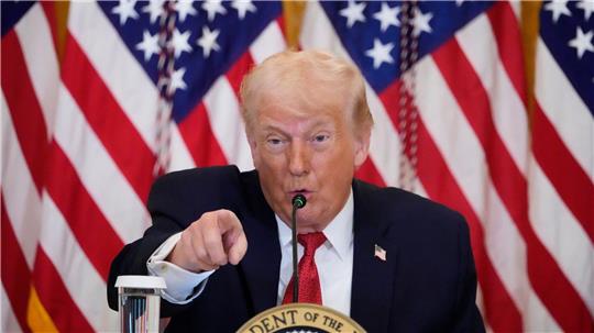 Trump droht Gegnern seiner Grönland-Pläne mit Zöllen. 