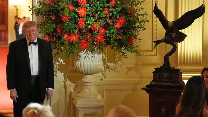 Xi beendet USA-Besuch: Viel Pomp und demonstrative Harmonie Trump enthüllt eine Adlerskulptur als Geschenk für Xi.