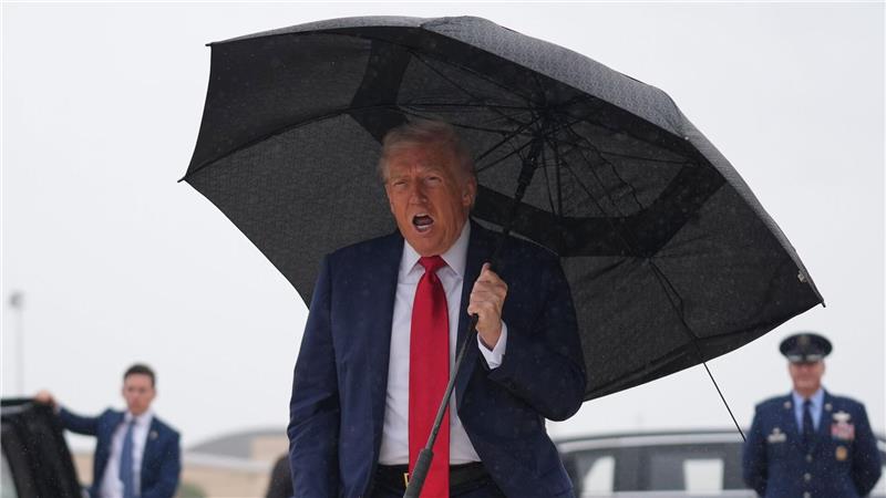 Trump vor Abflug nach Israel: „Alle jubeln gleichzeitig“ Trump fliegt nach Israel.