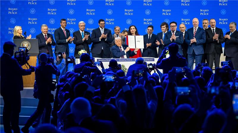 Trump gründet „Friedensrat“: US-Präsident Trump (M) hält die unterzeichnete Gründungsurkunde zum „Board of Peace“ beim Weltwirtschaftsforum in Davos.