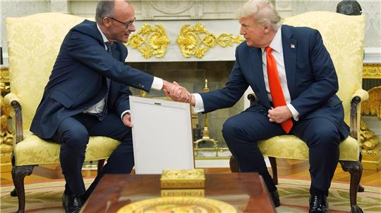 Trump hat schon mehrere Geschenke von Merz bekommen.