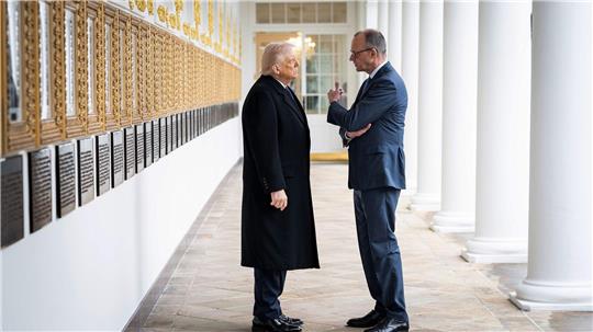 Trump (l.) greift Merz (r.) noch mal online an. (Archivbild)