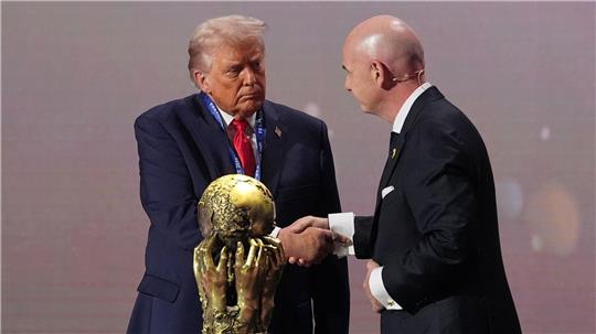 Trump (l) und Infantino pflegen ein enges Verhältnis. (Archivbild)