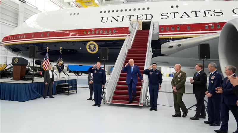 Bald Air Force One: Trump schwärmt von Jumbojet aus Katar Trump salutiert auf der Gangway des geschenkten Flugzeugs.