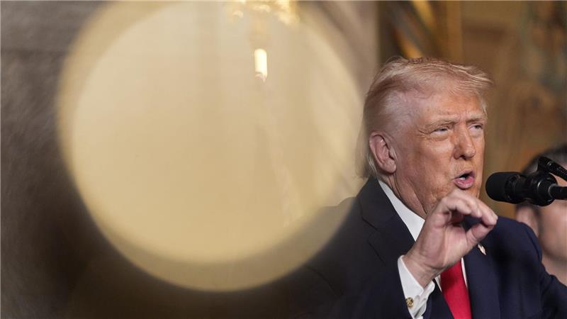 Neue Epstein-Dateien - Ministerium nimmt Trump in Schutz Trump schlug gegenüber Clinton am Montag mildere Töne an.