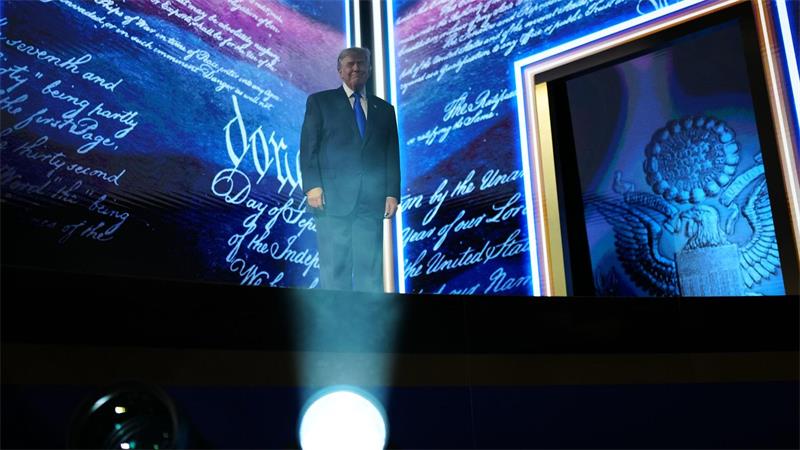 Trump winkt mit 5.000 Dollar Belohnung für Wahlsieg Trump schwört Republikaner auf Wahlkampf ein.
